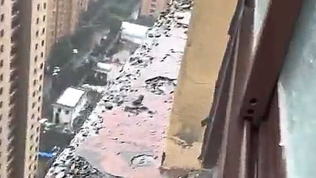 【動画】中国あるある、手抜き･おから工事マンションの雨垂れで溶ける外壁～！