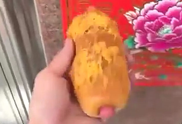 【動画】中国あるある、ソーセージパンの中国式コスト削減策がこちら～！w
