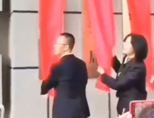 【動画】中国あるある、式典の最高のいい場面で垂れ幕が外れない！台無しに～w