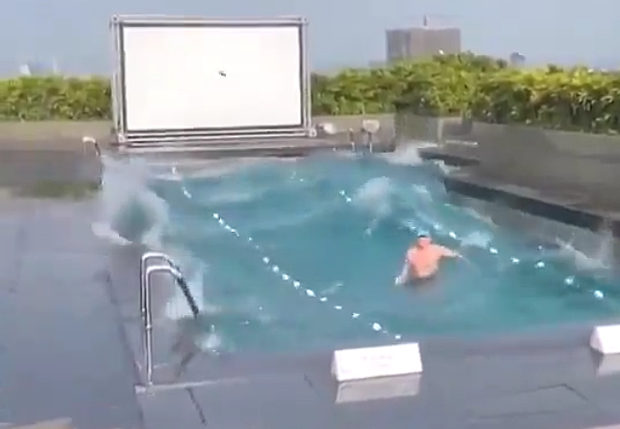 【動画】台湾、ホテル屋上のプールで泳いでいたら「地震」来た！ヤバい～！