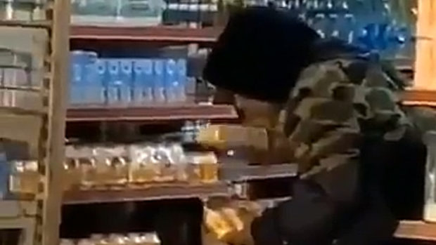 中国、ウイルス拡散させてやれ!とスーパーの陳列棚の商品に唾を吐きかける男