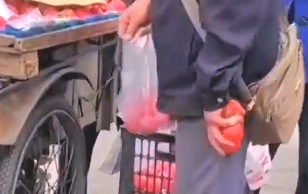【動画】中国あるある、露店のおじさん、客が選んだ商品に傷んだ物を混ぜる手口！