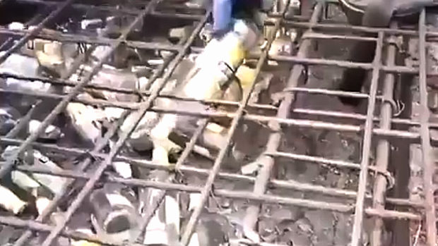 中国、セメントと砂が値上がりしたので、空きビン・空き缶を入れて材料を節約