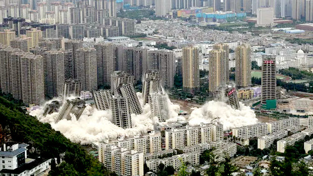 中国、未完成の高層マンション15棟を一斉に爆破解体