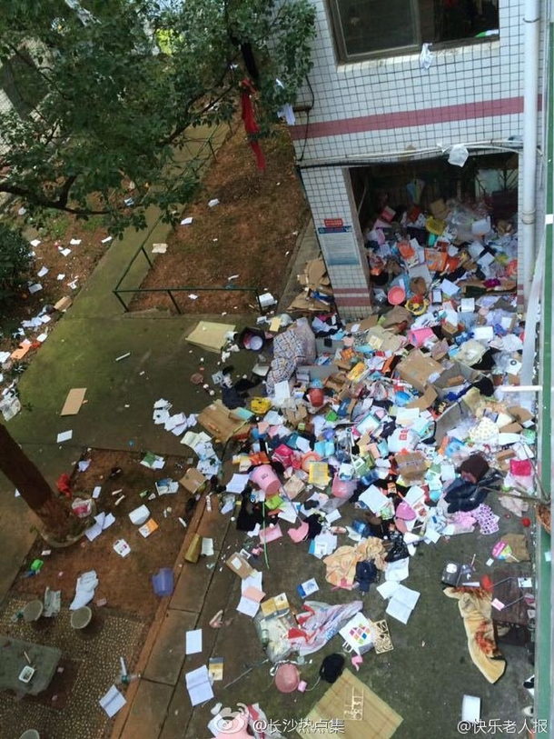 中国 大学の学生寮が壮絶なゴミ溜めに 引っ越しで古い寮にゴミを放置 海外 トーイチャンネット 時事ネタ 中国 大学の学生寮が壮絶なゴミ溜めに 引っ越しで古い寮にゴミを放置 海外 トーイチャンネット 時事ネタ