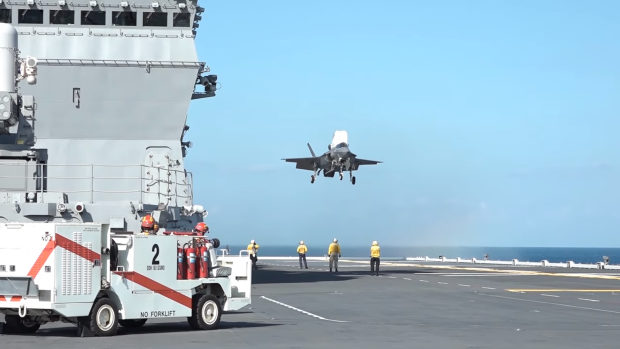 護衛艦「いずも」でのF-35B戦闘機発着艦