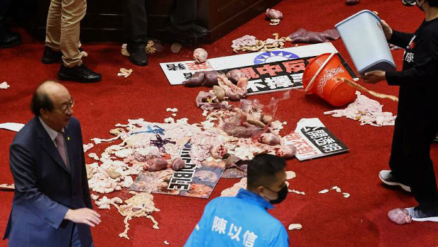 台湾ヤバい！議会で豚の内臓飛び交う！