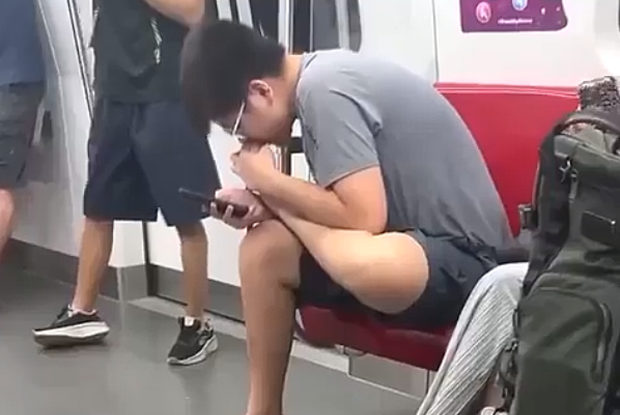 【動画】中国あるある、地下鉄でスマホ弄りながら足の指をしゃぶる乗客～！w