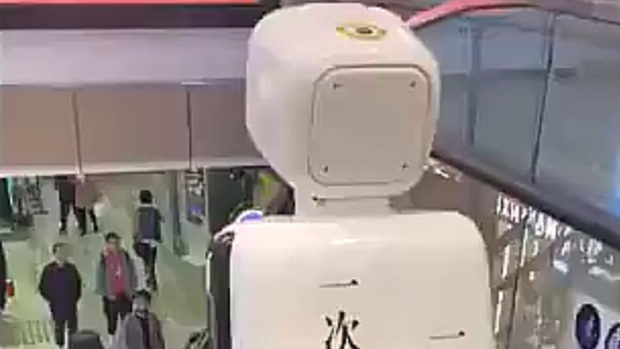 中国、商業ビルで動き回る「AIロボット」