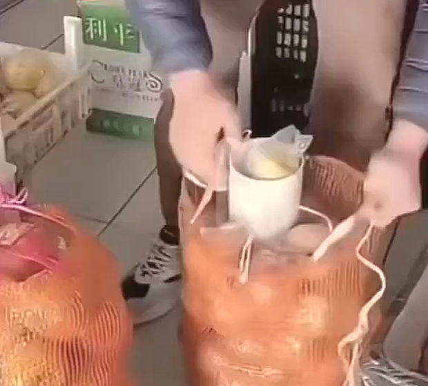 【動画】中国あるある、客を騙すための果物の「包装袋詰め」のやり方がこちら！