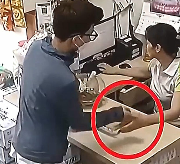 【動画】中国、手術用の麻酔スプレーを吹きかけ意識朦朧とした隙に商店から現金を盗む！