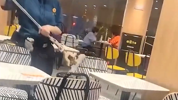 中国、マクドナルド従業員が店内の椅子をモップで拭いているとネットで物議