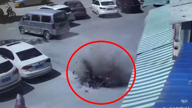 中国、歩道の地面が突然、爆発！地下のガス管が破裂し地面をふっ飛ばす！