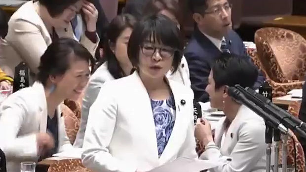 【国会】立憲・蓮舫議員、人の質疑は聞かず後ろの女性議員とくっちゃべって馬鹿笑い!