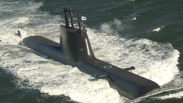 【韓国海軍】２週間潜行できるという潜水艦の屈辱、故障でタグボートに曳航され帰還