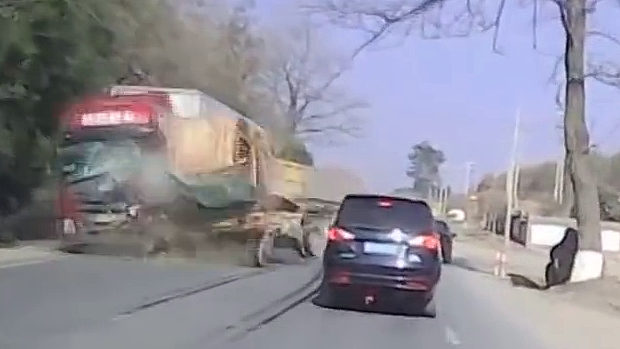 中国、トラックがトレーラーに衝突！さらに2台の乗用車も巻き込んで！
