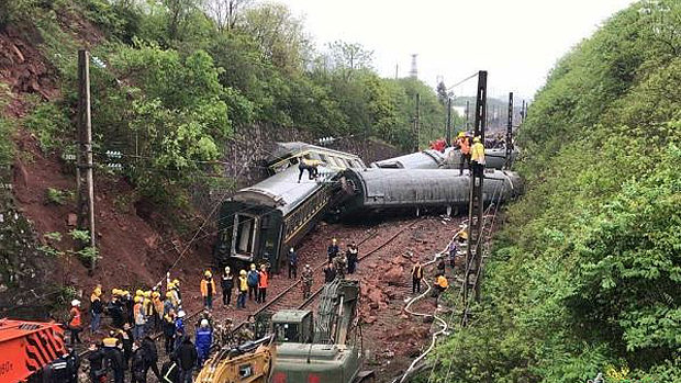 中国、湖南省で列車の脱線事故発生！5車両が横転、先頭車両は炎上！
