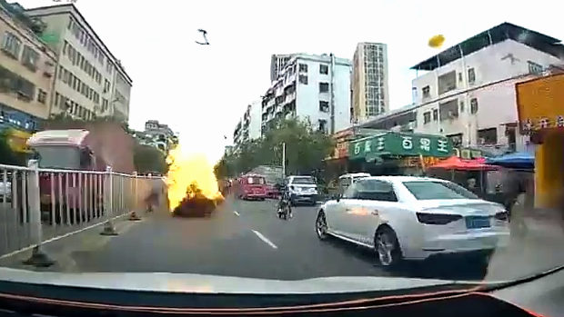 中国、走行中の電気自動車が突然、火噴いて爆発!