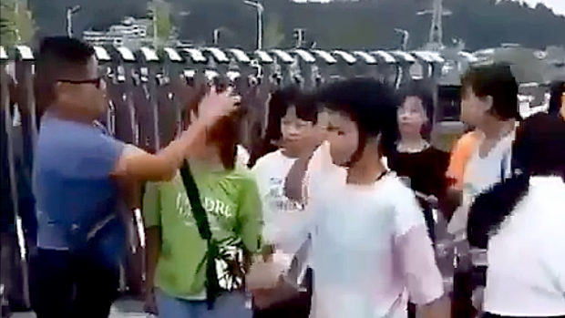 中国、化粧している女子に罰、先生がバケツでしぼった汚れ雑巾で顔を拭く