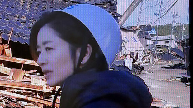 【TBS報道特集】災害現場での女子アナのヘルメットの被り方にX民が呆れる…