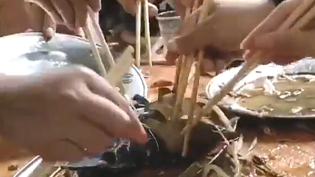 中国、宴会の円卓で出てくる料理の争奪戦がすごい！ついには手掴みで取り合う！