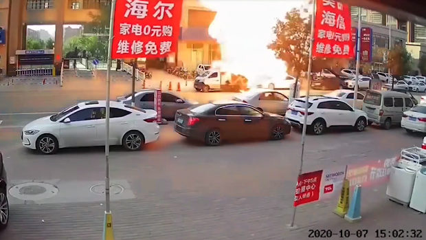 中国、軽トラが発火！積んでいたプロパンガスに引火し大爆発ドカーン！