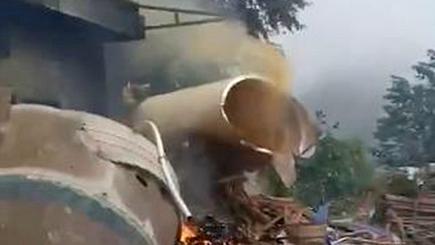 中国、ロケット発射でまた残骸が民家に直撃、炎上！有毒な煙もモクモクと