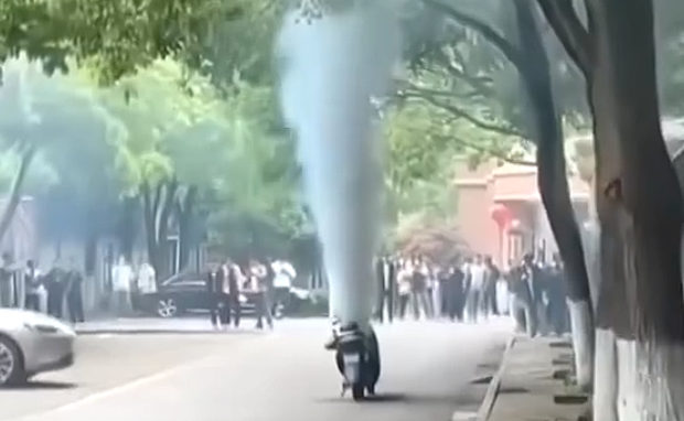 【動画】中国あるある、今日も路上でアレが煙噴いて、炎上しています！