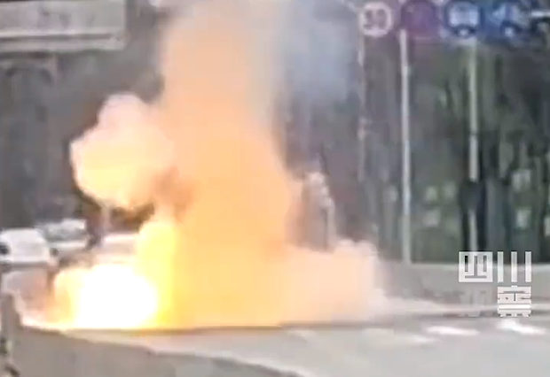【動画】中国あるある、交差点上の高圧線が道路の上に落下、ド爆発、炎上～！
