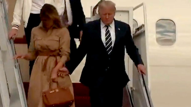 米国、トランプ大統領、メラニア夫人と手をつなごうとするも拒否される！