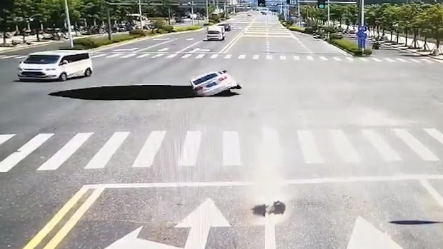 中国、交差点で路面が大きく円形に陥没！