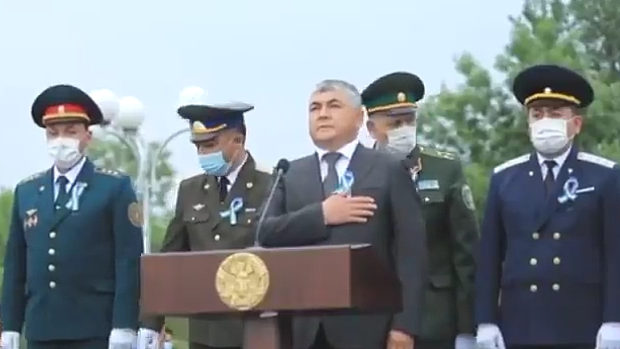 ウズベキスタン、式典の追悼の場面での軍高官4人の「敬礼コント」