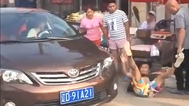 中国、男性「当たり屋」に対して、女性ドライバーの賢い対抗策がこちら！