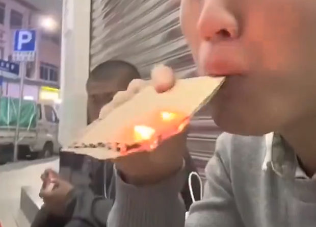 【動画】中国あるある、ダンボールは餃子以外にもタバコにもなります～！