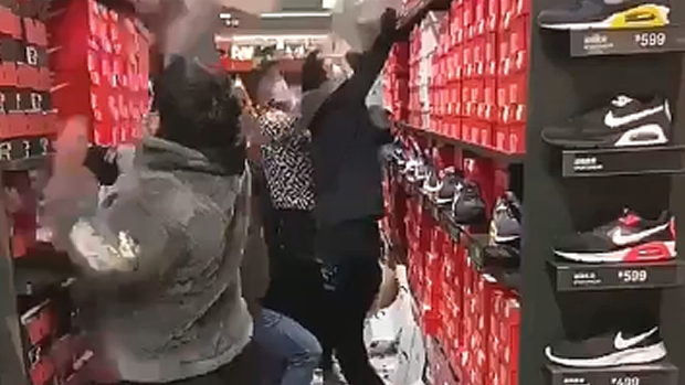 中国、ナイキSHOPが襲撃される！