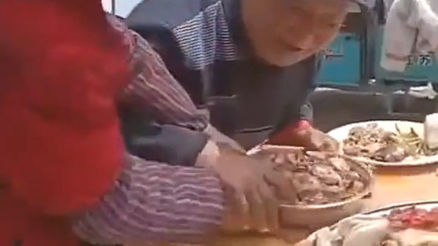 中国、円卓でおばさんとおじさんが肉の取り合い！