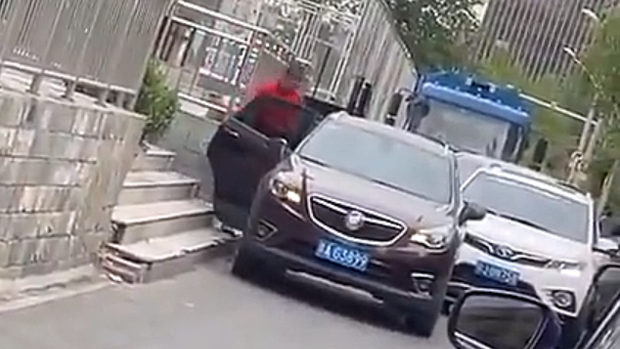 中国、迷惑駐車で道を塞いて他の車が通れないのに、無視して自分の用を優先