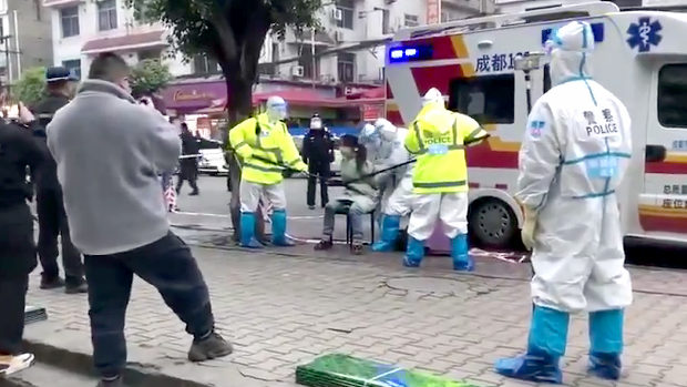 中国、成都で感染確認、隔離地区から逃走した女性を警察が拘束！連行される