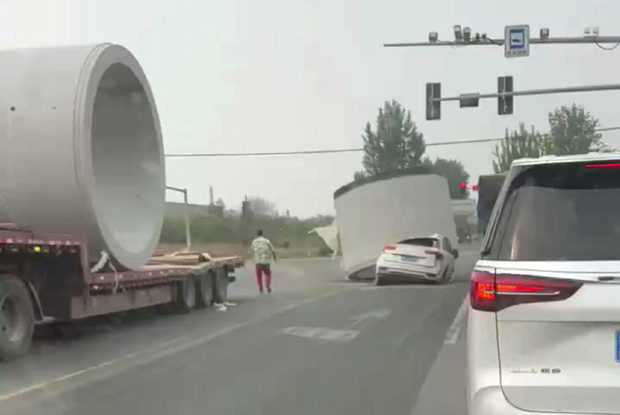 【動画】中国、走行中トレーラーから巨大コンクリ管が落下！乗用車を押し潰す！