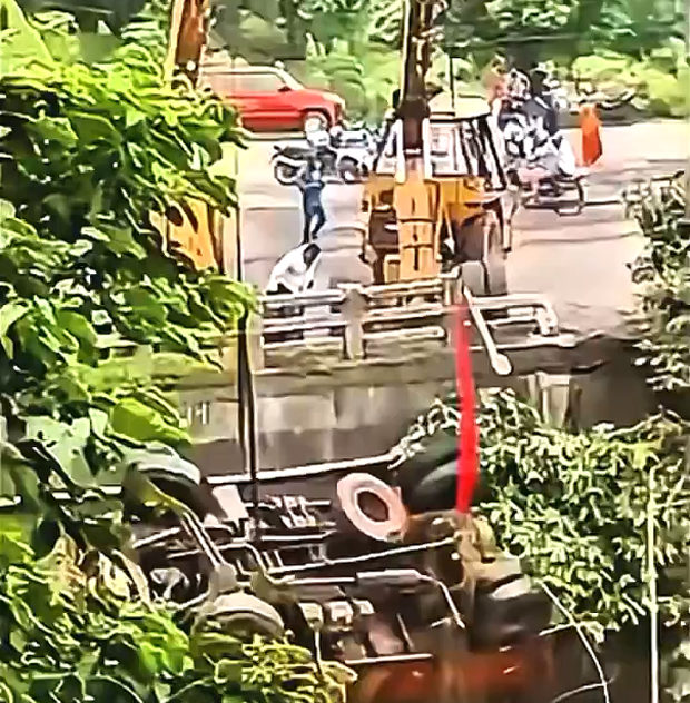 【動画】中国あるある、クレーン車が川に落ちた車両を引き上げようとしてお約束の…!?