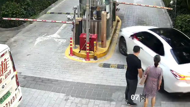 中国、初心者女性ドライバーが駐車場料金所ブースに…!?