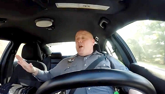 米国、ドーバー警察が公開したパトロール中の警察官の様子