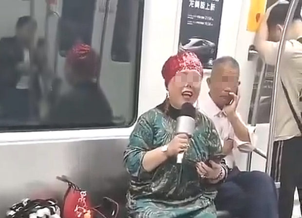 【動画】中国あるある、地下鉄でおばさんがカラオケマイクで歌い出す～！