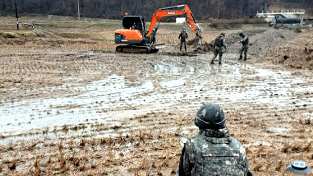 【韓国】国産ミサイル広報で外国の軍幹部が視察する中、標的を大きく外れ田んぼに着弾～！