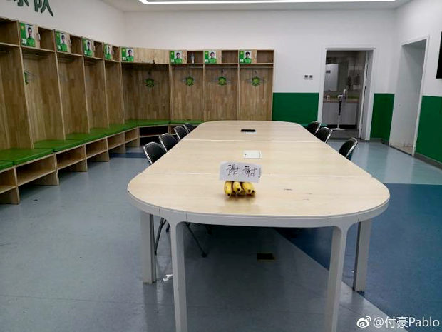 中国 サッカー日本代表のまね 中国クラブのロッカールームにバナナと 謝謝 海外 トーイチャンネット 時事ネタ 中国 サッカー日本代表のまね 中国クラブのロッカールームにバナナと 謝謝 海外 トーイチャンネット 時事ネタ