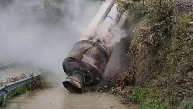 【中国】神舟12号ロケット打ち上げ成功も、また残骸が落下！しかも道路上にズドン！