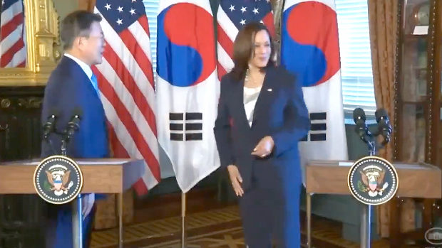 韓国ムン大統領、カマラ･ハリス米副大統領