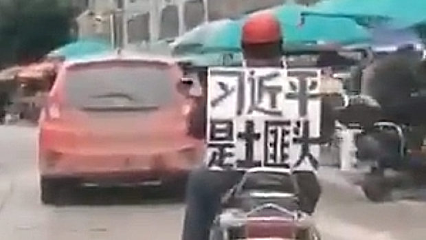 中国、勇者現れる！背中に「習近平」批判の張り紙付けたバイク男が走る