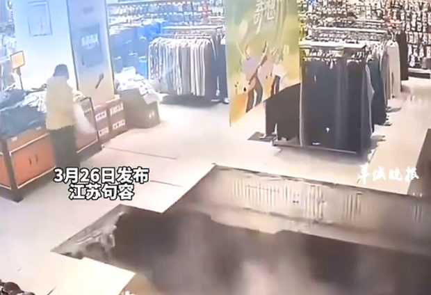 【動画】中国あるある、デパートの売り場の床が突然 崩落！女性客が飲み込まれる！
