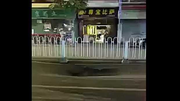 中国、道路が沈み陥没寸前！そこに、危うく乗用車が突っ込みそうに…!?